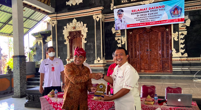 Kadis Kominfo dan Kepala Desa Se-Kabupaten Kediri Jawa Timur Kunjungi Desa Kukuh Kerambitan